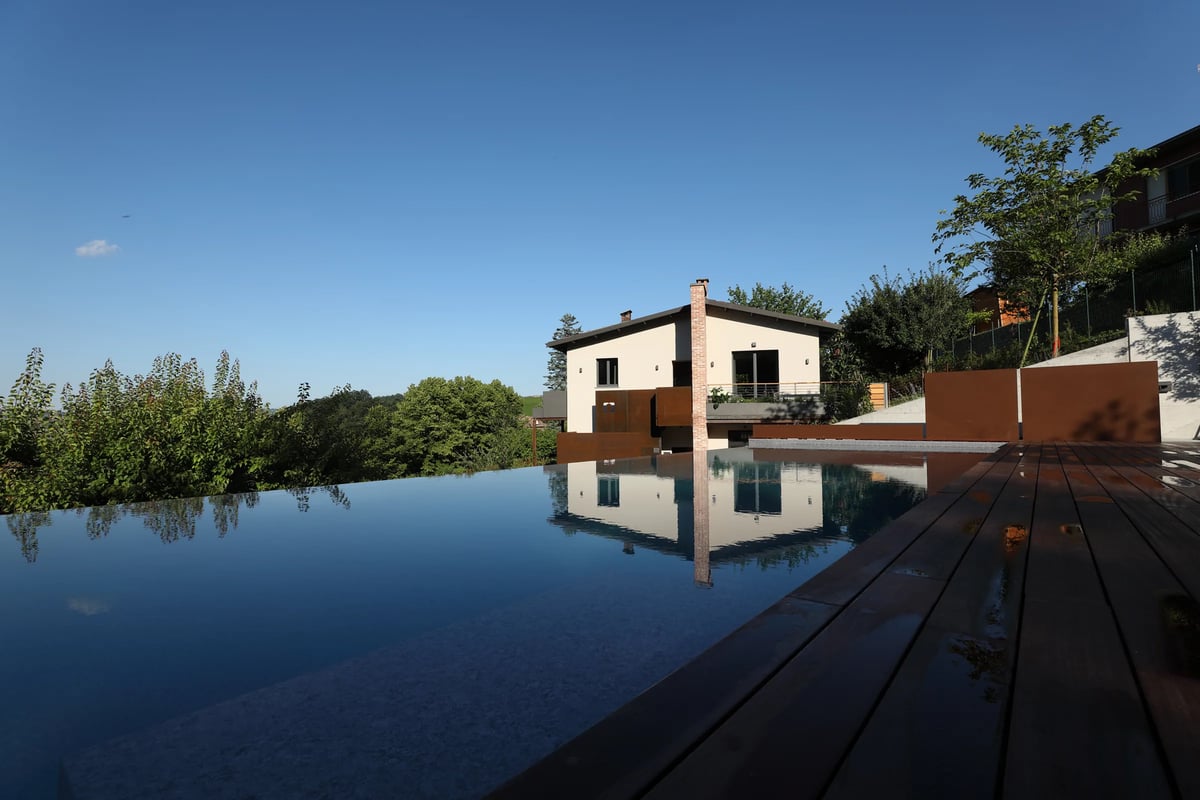 Villa Carla a Barolo: la piscina a sfioro affacciata sulle colline delle Langhe