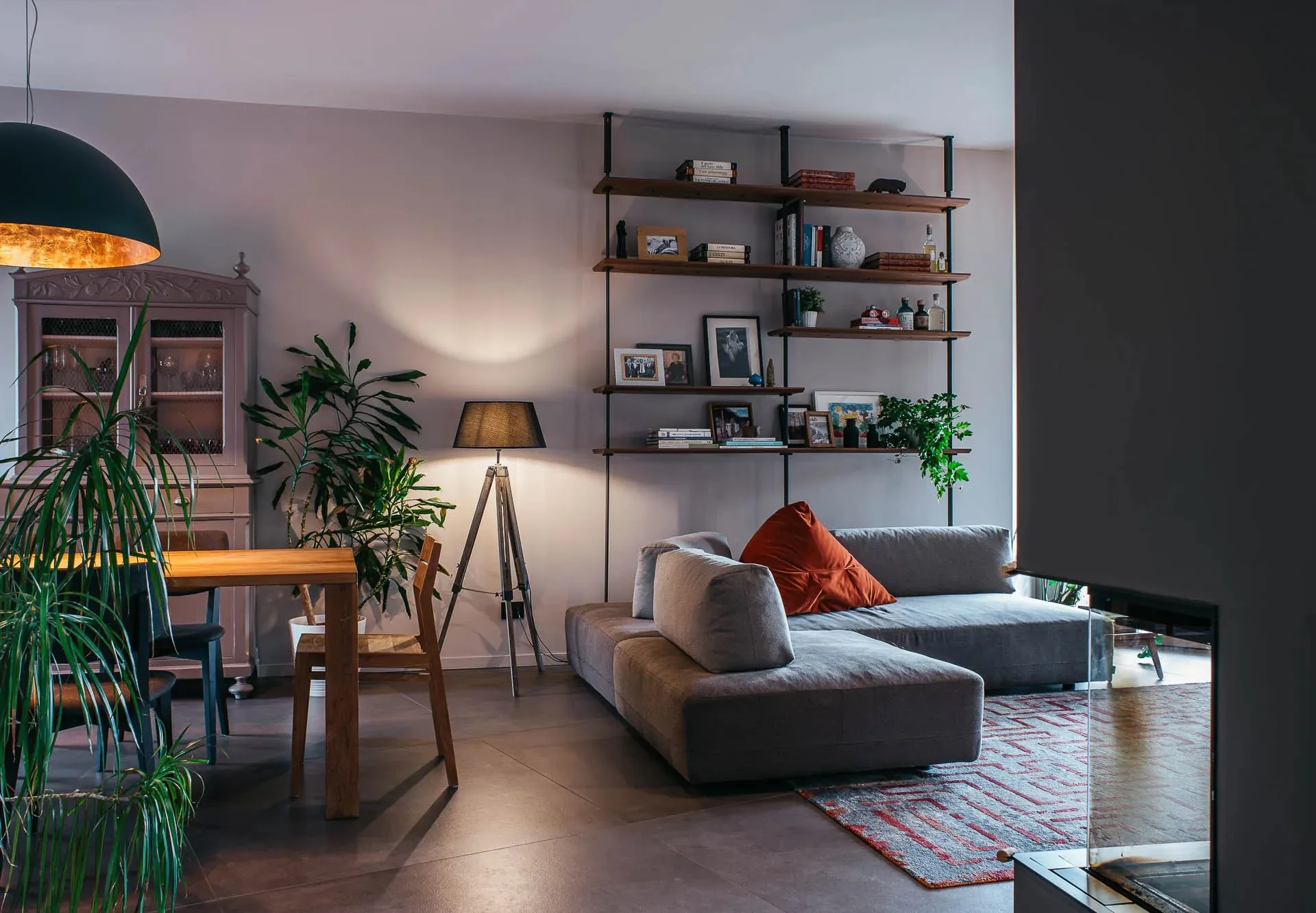 Casa AV: living con camino, libreria su misura e zona pranzo